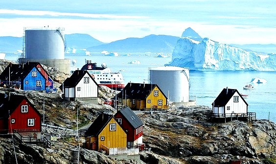 by _Zinni_ on Flickr.The town of Uummannaq in north-west Greenland.